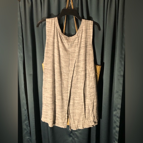 Old navy sleeveless top (inventory tub #1) - Picture 5 of 6